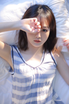 两只小兔子在衬衫里左右跳动