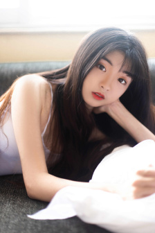 双手攀上两团少女峰
